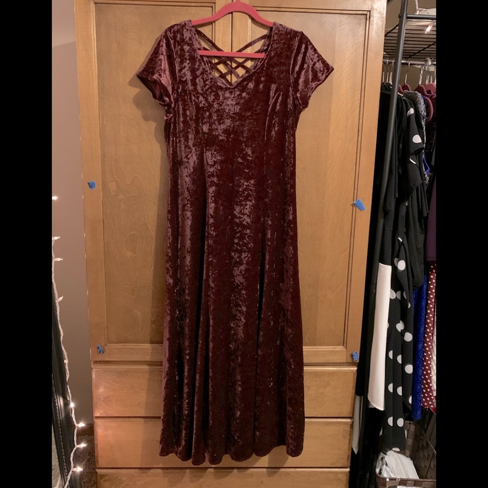 Ladies slip over burgundy velvet shortsleeve dress